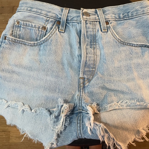 Levis 501 high waisted jean shorts! - Picture 2 of 3